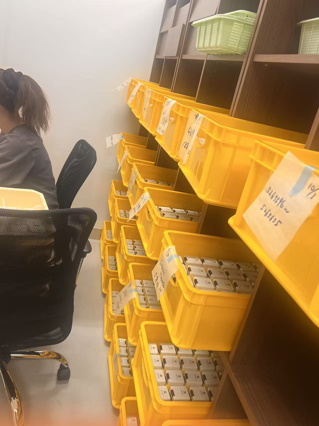 管理番号を表示した収納ケース